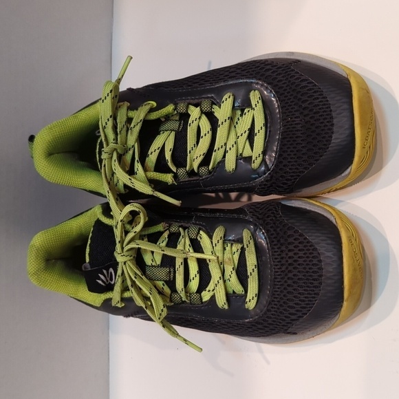 Under Armour Youth Curry Black/Green Boy's Sneakers Size 4Y - Picture 1 of 13